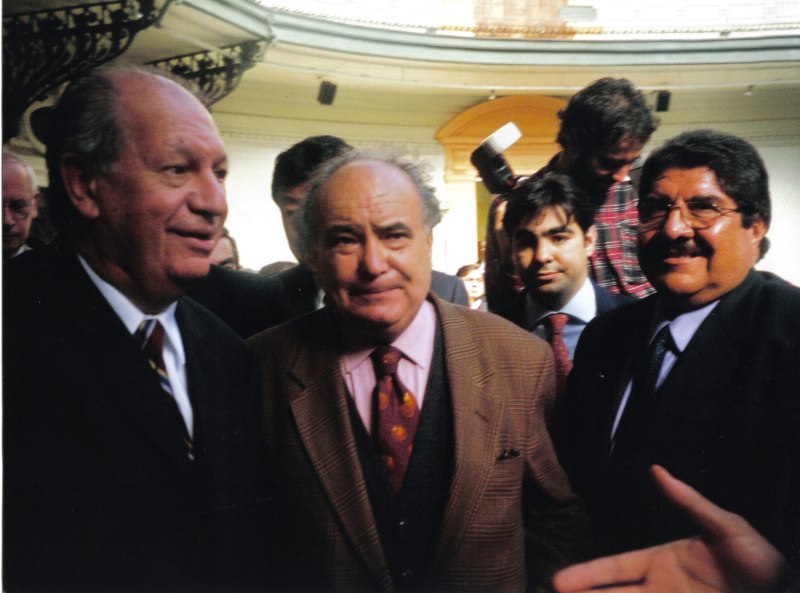1999 - En Chile, Cristóbal y su hijo Miguel con el Presidente Ricardo Lagos en su exposición en el Museo de Bellas Artes
